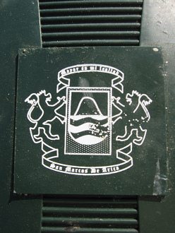 Basurero con techo, el escudo "San
                          Marcos de Arica"