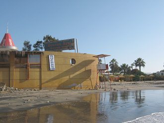 Playa Laucho, duchas y otra torre de
                        vigilancia