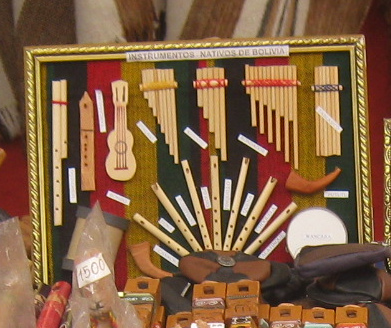 Modelle von Musikinstrumenten aus
                                Bolivien: Panflten, Flten und Gitarre