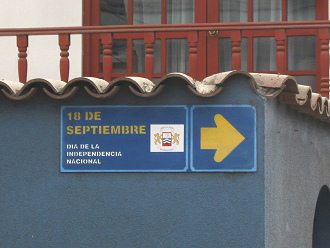 Das Strassenschild
                        "18.-September-Allee" (avenida del 18
                        de Septiembre)