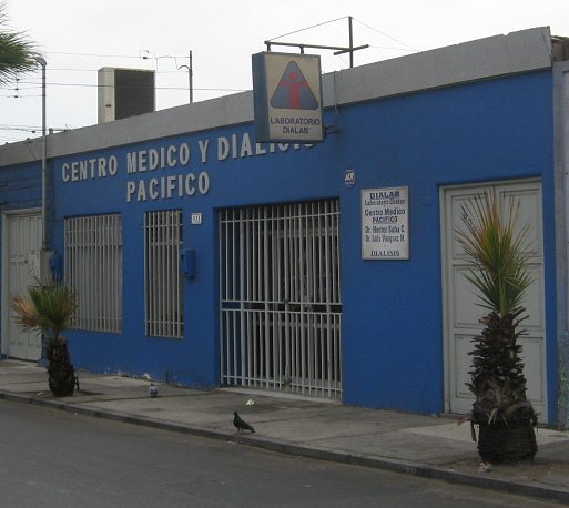 18.-September-Allee, ein medizinisches
                        Zentrum und Dialysezentrum "Pazifik"
                        ("Pacfico"), der Eingang mit der
                        Tafel