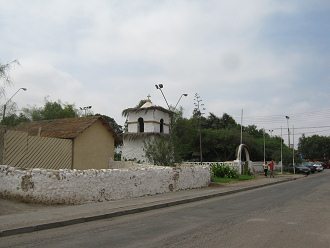Muro con torre de capilla