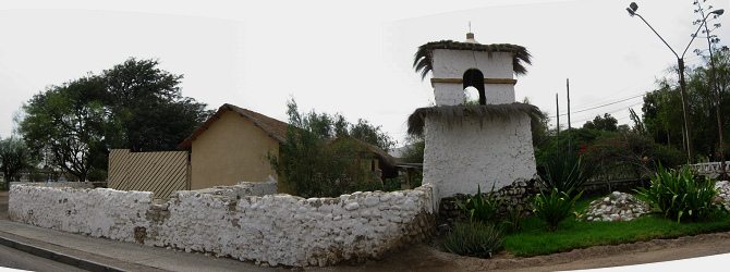 Pueblo artesanal de Arica, muro con
                              torre de capilla