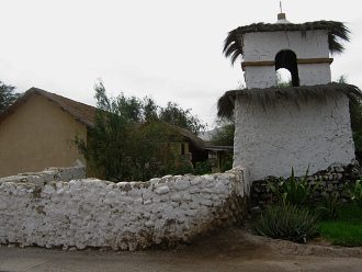 Pueblo artesanal de Arica,
                                    pueblo con torre de capilla
