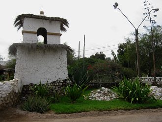 Kunsthandwerkerdorf von Arica,
                                    der Kapellenturm mit Umschwung