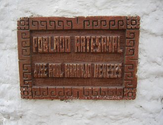 Kunsthandwerkerdorf von Arica, die
                            Tafel am Eingang: "Kunsthandwerkerdorf
                            - Jos Raul Naranjo Meneses"