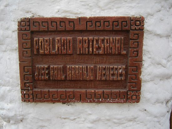Kunsthandwerkerdorf von Arica, die
                              Tafel am Eingang:
                              "Kunsthandwerkerdorf - Jos Raul
                              Naranjo Meneses" ("Poblado
                              artesanal - Jos Ral Naranjo
                              Meneses")