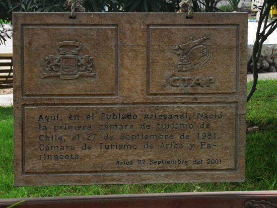 Placa de 2001 sobre la fundacin de
                              la primera cmara de turismo de Chile en
                              1981, primer plano
