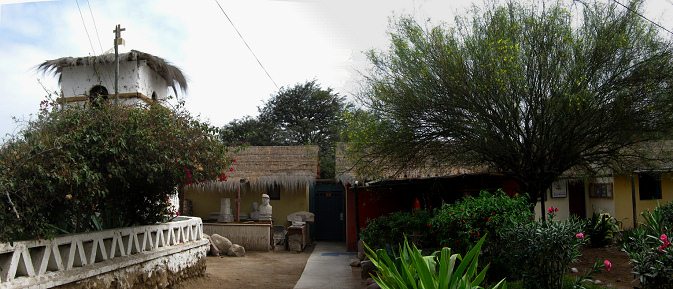 Der Kapellenturm mit Huschen des
                              Kunsthandwerkerdorfes in Arica