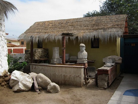 Pueblo artesanal de Arica, casa de
                              escultura