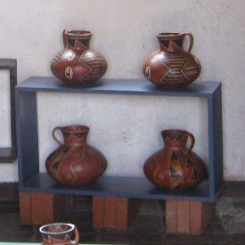 Kunsthandwerkerdorf von Arica,
                          ausgestellte Keramiken, grosse Gefsse