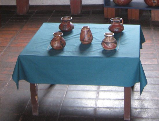 Kunsthandwerkerdorf von Arica,
                              ausgestellte Keramik, Kannen