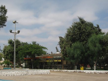 Pueblo artesanal de Arica, plaza con
                            restaurante
