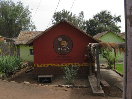 Pueblo artesanal de Arica, casa
                            indicando una pgina web y un correo
                            electrnico