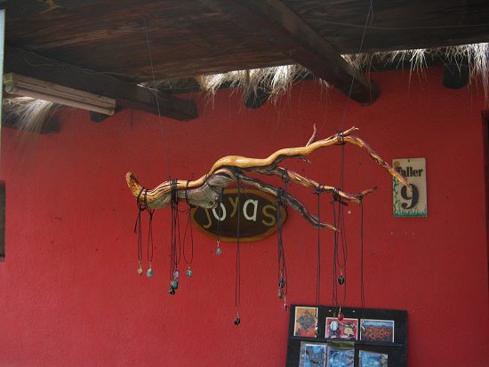 Kunsthandwerkerdorf von Arica,
                            Werkstatt Nr. 9 (Schmuckwerkstatt), an einer
                            Wurzel sind Halskettchen prsentiert