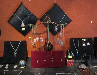 Kunsthandwerkerdorf von Arica,
                            Werkstatt Nr. 9 (Schmuckwerkstatt),
                            Halsketten und eine Steinkugel