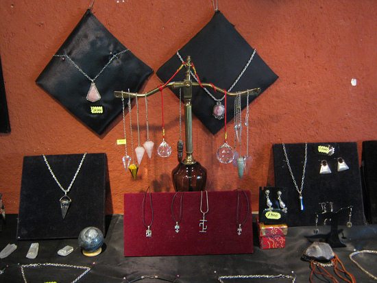 Kunsthandwerkerdorf von Arica,
                            Werkstatt Nr. 9 (Schmuckwerkstatt),
                            Halsketten und eine Steinkugel