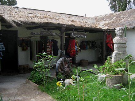 Pueblo artesanal de Arica, casa de
                              tejidos mapuche araucanos
