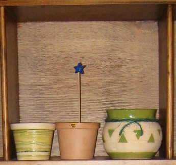 Die Wohnwand der Keramikwerkstatt:
                            Blumentpfchen roh und bemalt
