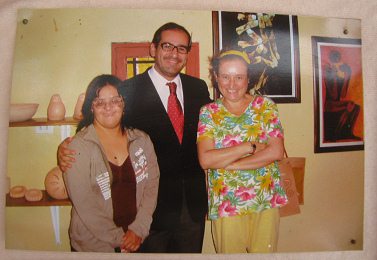 Ein paar
                            Mitglieder der Familie der Keramikwerkstatt,
                            mit Carol Rojo (in der braunen Jacke)