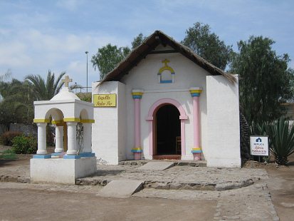 Pueblo
                            artesanal de Arica, la entrada de la
                            capilla