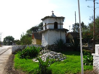 Calle Hualles, la torre de la capilla
                            del pueblo artesanal