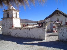 Die originale
                                  Kapelle von Parinacota mit dem
                                  separaten Turm, einer Mauer und einem
                                  Eingangstor [2]