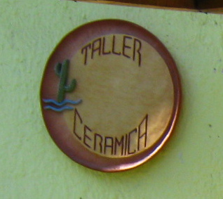 Die Tafel am
                          Eingang der Werkstatt Nr. 6 (Keramikwerkstatt)
                          ist ein Keramikteller