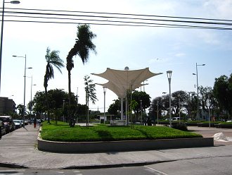 Avenida Chacabuco con el parque Campo