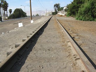 Die Porcelallee und die
                                  Eisenbahngeleise der Zuglinie von
                                  Arica nach La Paz 03, Sicht nach
                                  Norden aus Arica hinaus