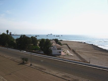 Avenida Chile en el puente
                                  pasando el ferrocarril, el hotel Baha
                                  con playa