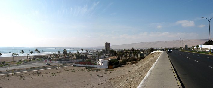 Playa Chinchorro con el camino costero
                            y la avenida Beretta Porcel, panorama