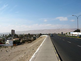 Die Beretta-Porcel-Allee in Arica
                                  kurz vor der Rampe zum Strand