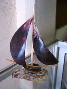 Artesana de conchas del mar en
                                    el Museo del Mar en Arica, un barco