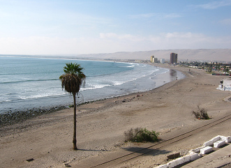 r Chinchorrostrand mit der
                                    Bahnlinie Arica-Tacna ist durch den
                                    Klimawandel bedroht: Der steigende
                                    Meeresspiegel wird den Strand in 10
                                    Jahren zerstren, wenn keine
                                    Massnahmen ergriffen werden
