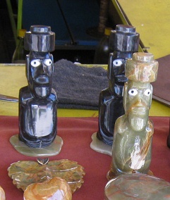Osterinsel-Figuren aus Onix
                                        und Onixmarmor mit weissen
                                        Augen, Nahaufnahme