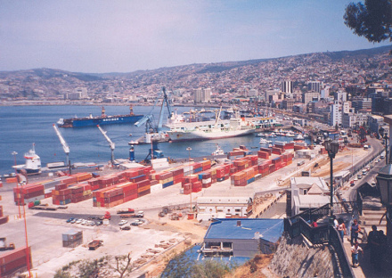 Die Hafenbucht von Valparaiso hat
                der Stadt alle Strnde und den Zugang zum Meer zerstrt
                [8]