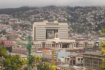 Der Nationalkongress
                ("Congreso Nacional") von Chile in Valparaiso
                seit 1990, und darber der vorherrschende Hochnebel
                [11]