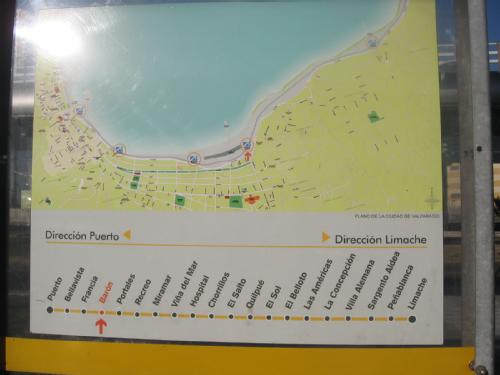 Stationenkarte der Metro von Valparaiso
                            vom Hafen ("Puerto") bis Limache
                            an der Metrostation "Baron" in
                            einem Schaukasten im Aushang [11]
