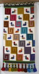 Wandteppich in einem farbigen
                            Treppendesign mit Vgeln