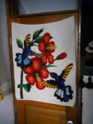 Tejido con flores y colibris de
                              manera peruana