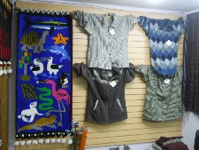 Tejido mostrando animales de las
                              islas Galpagos y puloveres