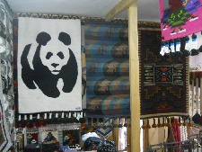 Tejidos mostrando un oso panda (smbolo
                            del WWF) y lagartos marrones y celestes