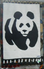 Tejido con un oso panda en negro y
                            blanco (smbolo del WWF), primer plano