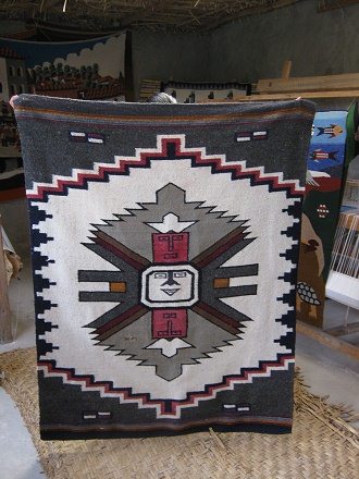 Wandteppich mit einer Inka-Knigin mit
                          drei Gesichtern und zwei Kronen und
                          Energiemustern
