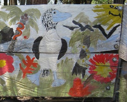 Der Riesenvogel mit Palmen, Blumen, dem
                          Meer im Hintergrund und der frhlichen Sonne,
                          Nahaufnahme