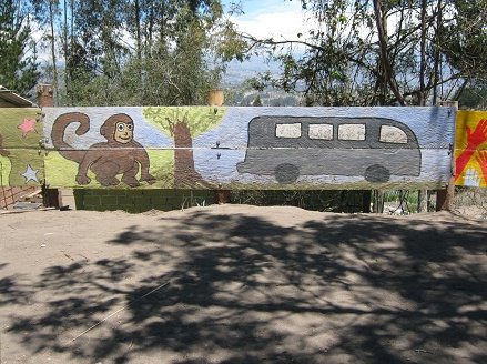 Mono, rbol y bus escolar