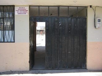 La entrada de la escuela "Fray" en la plaza
              central de Salasaca (Salasaka)