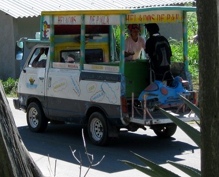 Un carro de helados en Salasaca-Huasalata, primer
                  plano