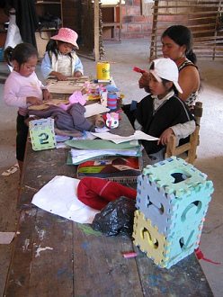 Kinder basteln und
                                          spielen in der Schule
                                          "Katitawa"